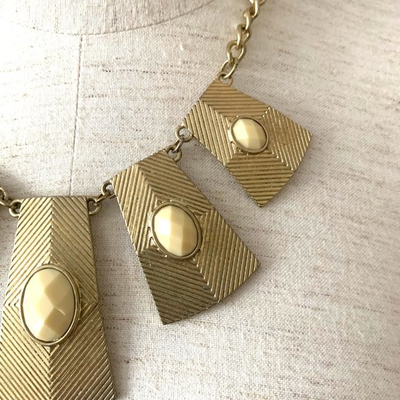 Gold tone statement necklace - Picture 3 of 4